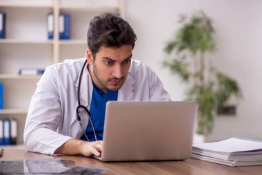 Teletıp konseptinde genç doktor
