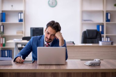 Ofiste çalışan genç işadamı.