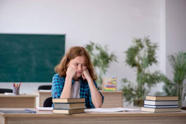 Sınavlara hazırlanan kız öğrenci.