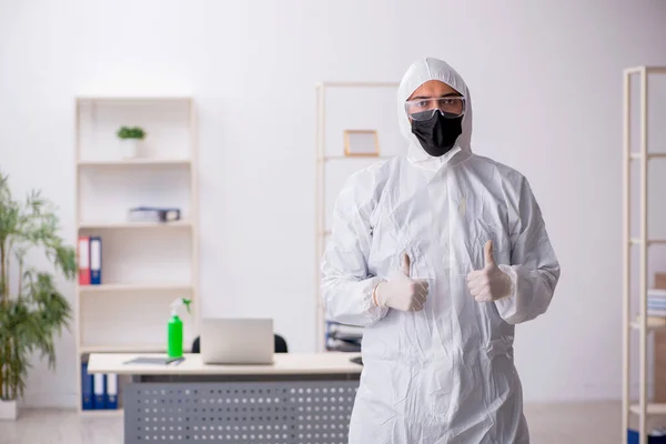 Joven Contratista Desinfectando Oficina Durante Pandemia — Foto de Stock