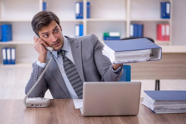 Junge Angestellte Unzufrieden Mit Exzessiver Arbeit Büro — Stockfoto