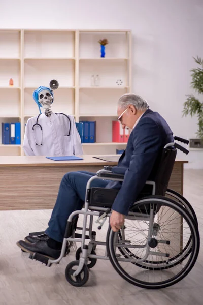 Gammal Manlig Patient Rullstol Besöker Djävul Läkare — Stockfoto