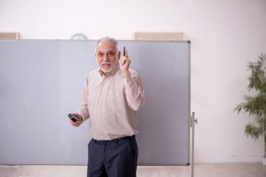 Sınıftaki eski öğretmen.