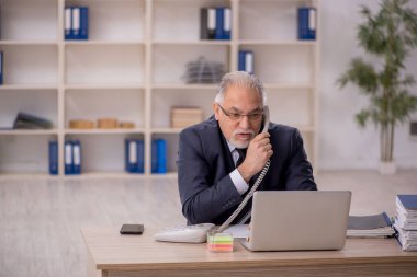 İş yerinde çalışan eski bir işadamı