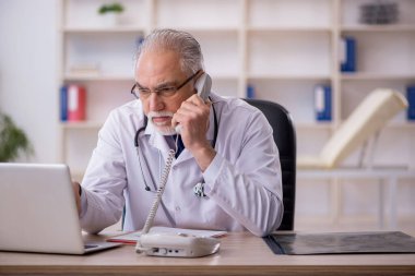 Teletıp konseptinde yaşlı bir doktor.