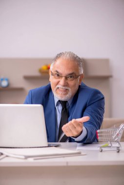 Eski patron salgın sırasında evde çalışıyor.