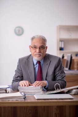 İş yerinde çalışan eski patron.