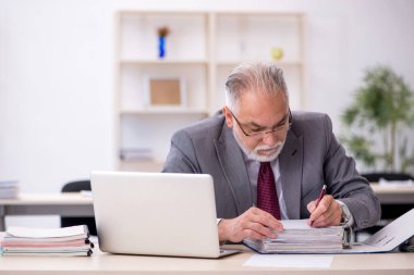 Ofiste çalışan eski bir çalışan.