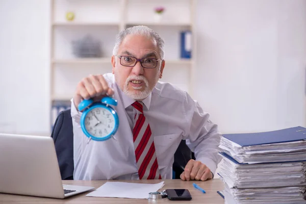 時間管理の概念の古いビジネスマンの従業員 — ストック写真