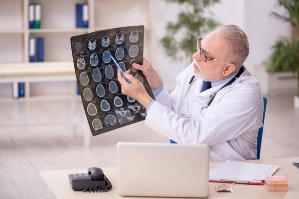 Oude Mannelijke Arts Radioloog Werkt Het Ziekenhuis — Stockfoto