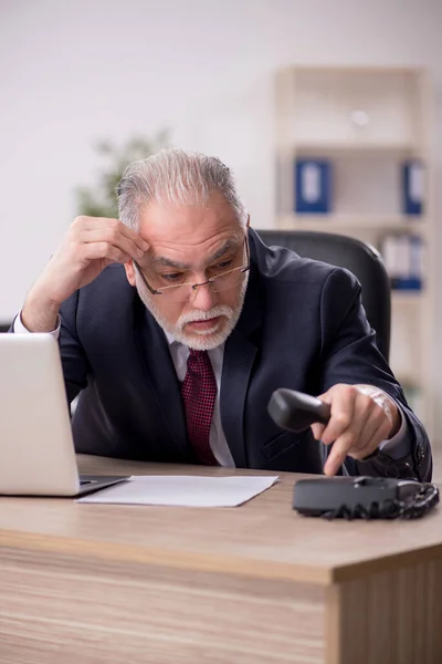 Old Businessman Employee Talking Phone Workplace — Stok fotoğraf