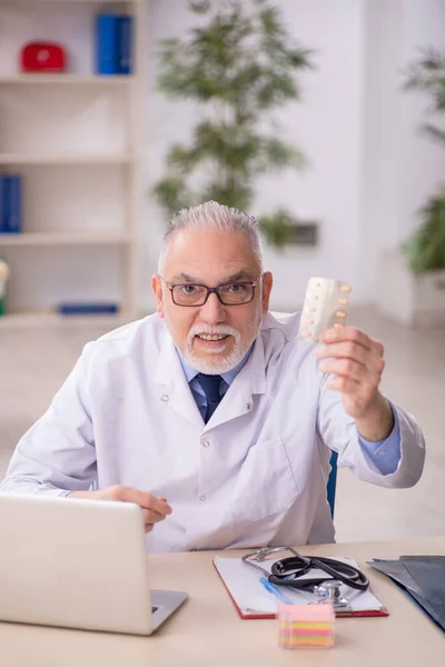 Oude Dokter Werkt Het Ziekenhuis — Stockfoto