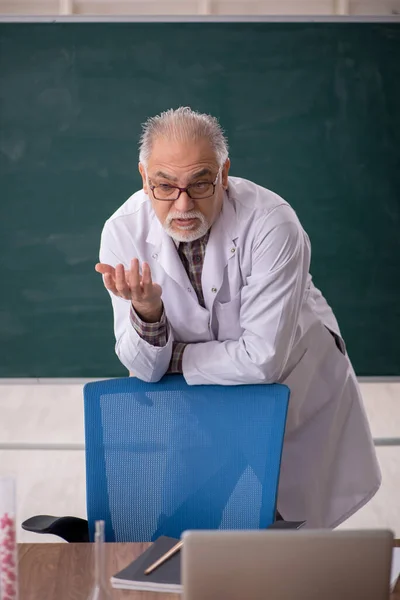 Old Teacher Chemist Sitting Classroom — Stockfoto