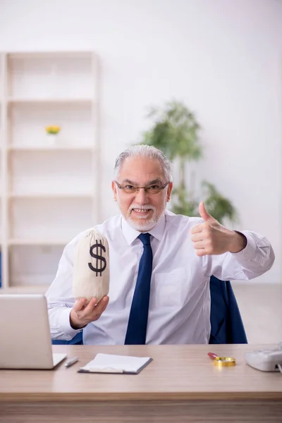 Velho Trabalhador Masculino Conceito Remuneração — Fotografia de Stock