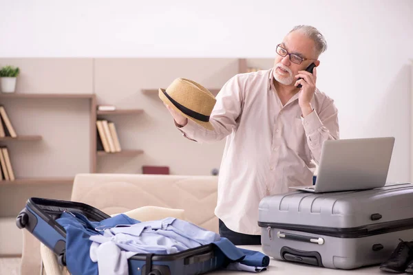 Ηλικιωμένος Που Προετοιμάζεται Για Ταξίδι Στο Σπίτι — Φωτογραφία Αρχείου