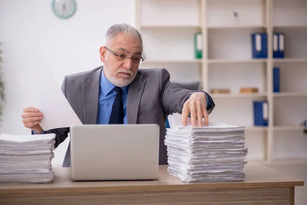 Old Employee Too Much Work Workplace — Foto Stock