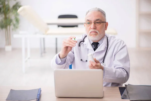 Old Doctor Suggesting Pills Hospital — Stock Photo, Image