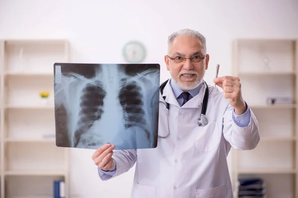 Gammal Manlig Röntgenläkare Som Arbetar Sjukhuset — Stockfoto