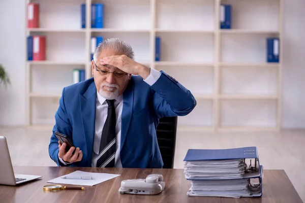 stock image Old businessman employee working in the office