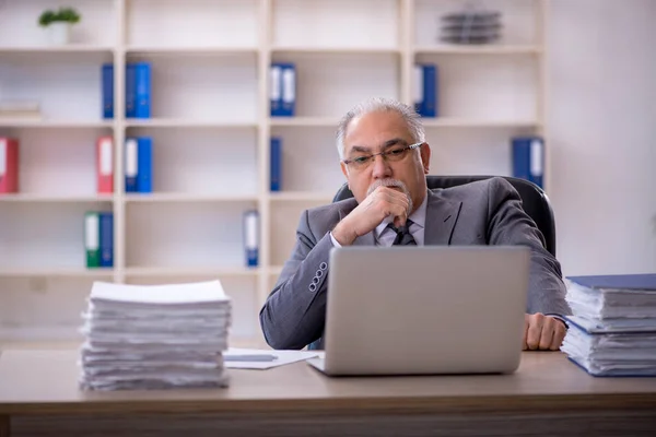 stock image Old businessman employee working in the office