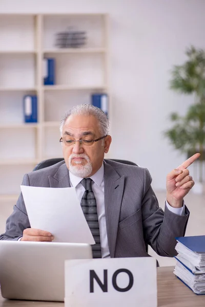 Old Businessman Employee Working Office — Stock Photo, Image