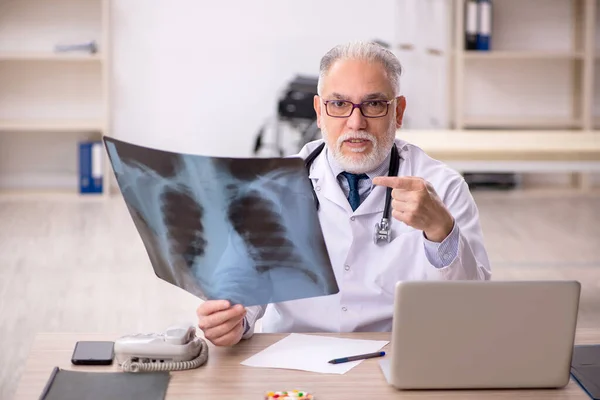 Velho Médico Radiologista Que Trabalha Clínica — Fotografia de Stock