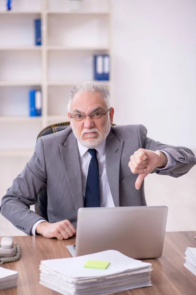 Old Businessman Employee Unhappy Excessive Work Workplace — Fotografia de Stock