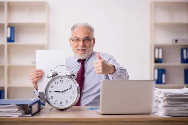時間管理の概念の古い上司の従業員 — ストック写真