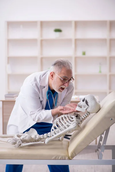Old Male Doctor Skeleton Patient Hospital — Stock fotografie