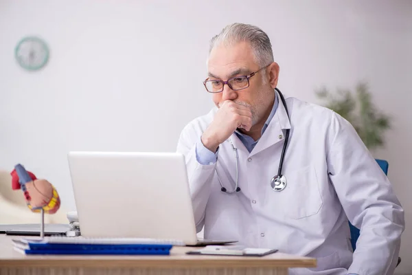 Old Doctor Telemedicine Concept — Stock Photo, Image