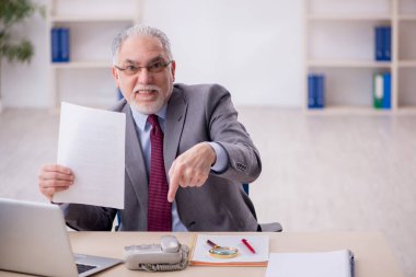 Ofiste çalışan eski patron.