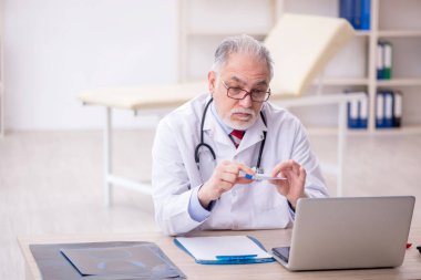 Hastanede çalışan yaşlı doktor.