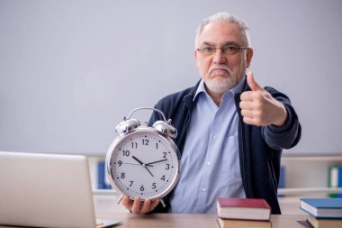 Zaman yönetimi konseptinde eski öğretmen