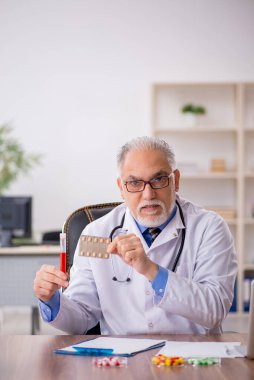 Uyuşturucu sentezi konseptinde yaşlı doktor eczacı.