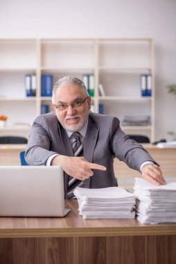 Eski bir işadamı ve işyerinde çok fazla iş var.