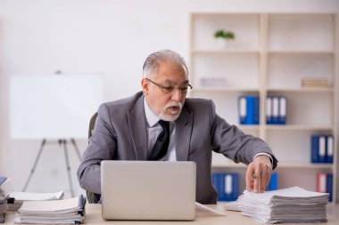 Ofiste çalışan eski bir işadamı.