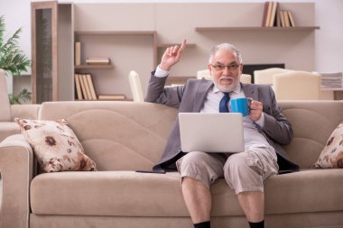 Salgın sırasında evden çalışan eski bir işadamı