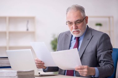 İş yerinde çalışan eski bir işadamı