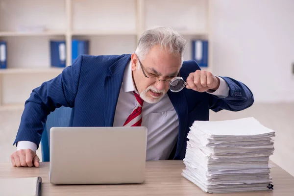 Old Employee Unhappy Excessive Work Workplace — Stockfoto