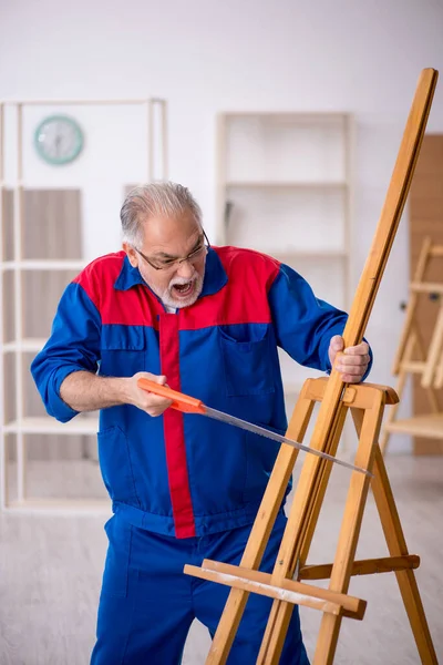 Envelhecido Carpinteiro Masculino Serrar Cavalete Desenho — Fotografia de Stock