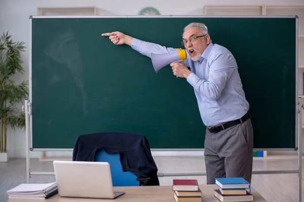 Old Teacher Holding Megaphone Classroom — Stock Photo, Image
