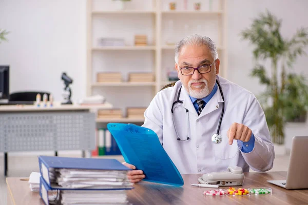 Old Doctor Pharmacist Drugs Synthesis Concept — Stock Photo, Image