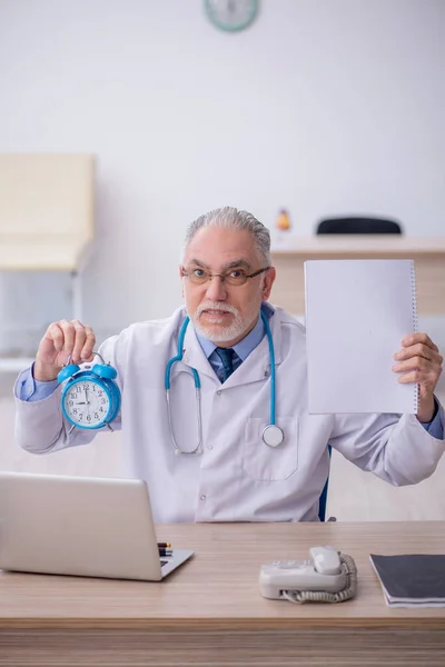 時間管理の概念の古い医者 — ストック写真