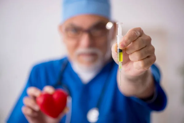 Velho Médico Cardiologista Que Trabalha Clínica — Fotografia de Stock