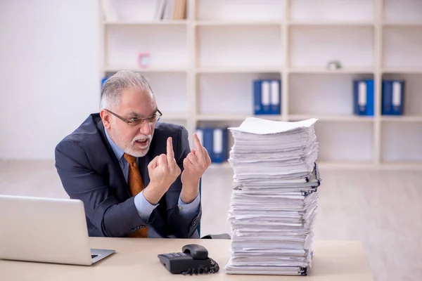 Old Male Employee Too Much Work Workplace — Stockfoto
