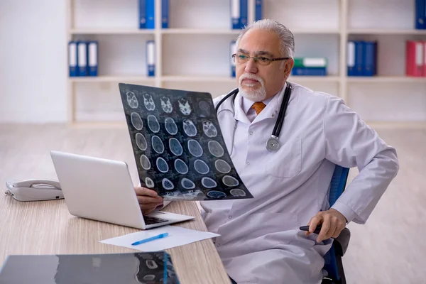 Alter Arzt Radiologe Arbeitet Der Klinik — Stockfoto