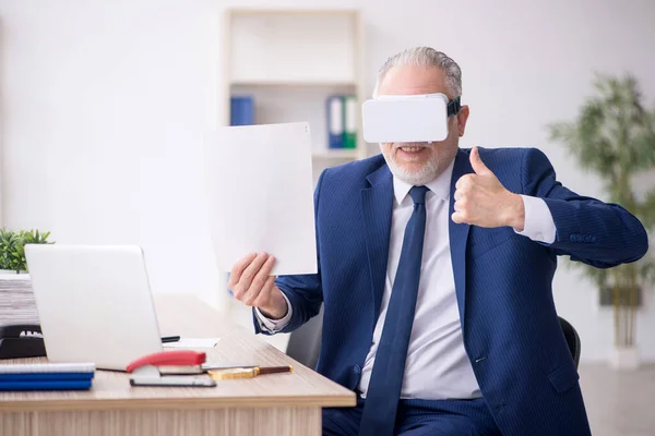 Old Businessman Employee Wearing Virtual Glasses Office — Stock fotografie