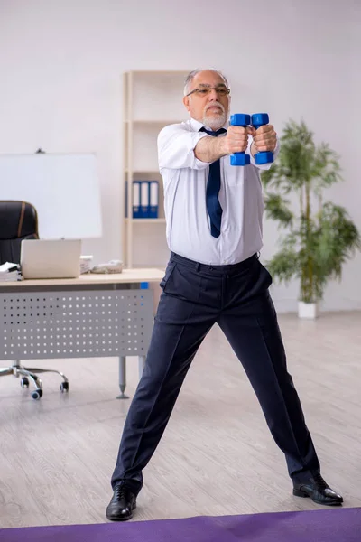 Eski Erkek Çalışanın Teneffüste Spor Egzersizleri Yapıyor — Stok fotoğraf