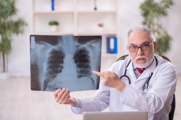 Vecchio Medico Radiologo Che Lavora Ospedale — Foto Stock