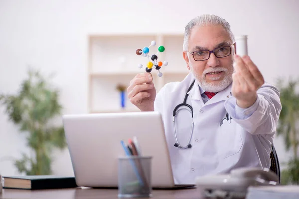 Stary Lekarz Trzymający Model Molekularny — Zdjęcie stockowe